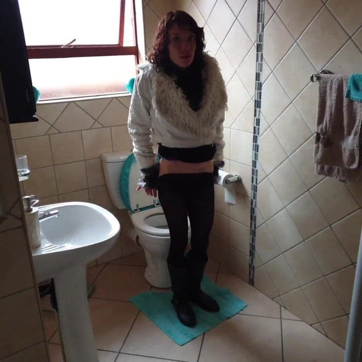 petite-mia: Mager slampa som pissar med benen vidöppna på toaletten för...