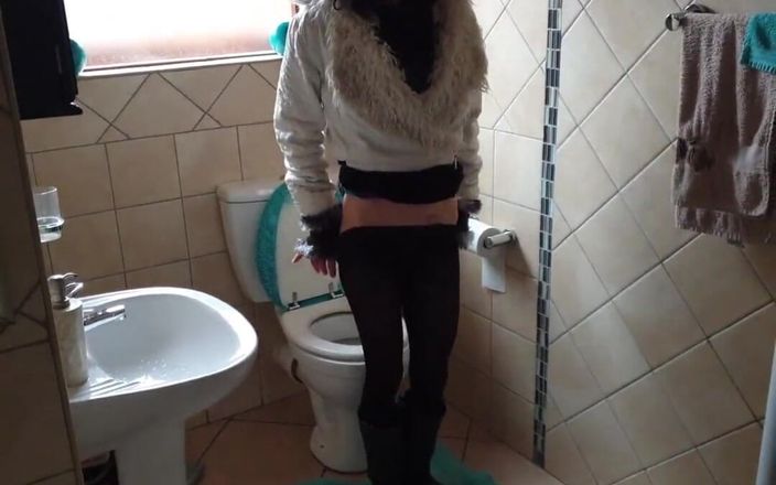 petite-mia: Curvă slabă se pișă cu picioarele larg deschise în toaletă pentru...