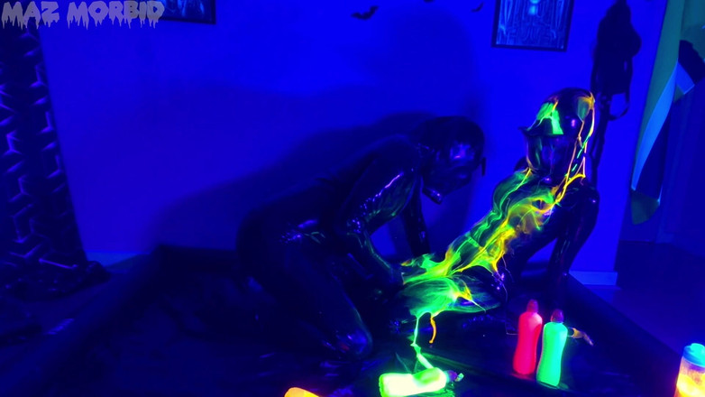 KinkyFemdomTV: UV Fisting Berganda Gimpy basah dan kucar-kacir dengan Patricia X