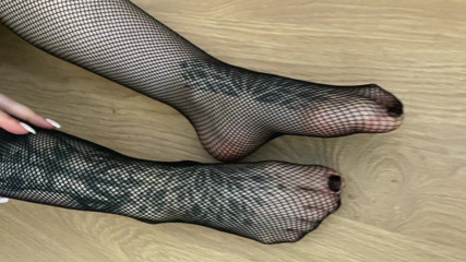Barbietatoo1: Foot fetish. My fingers want in your mouth
