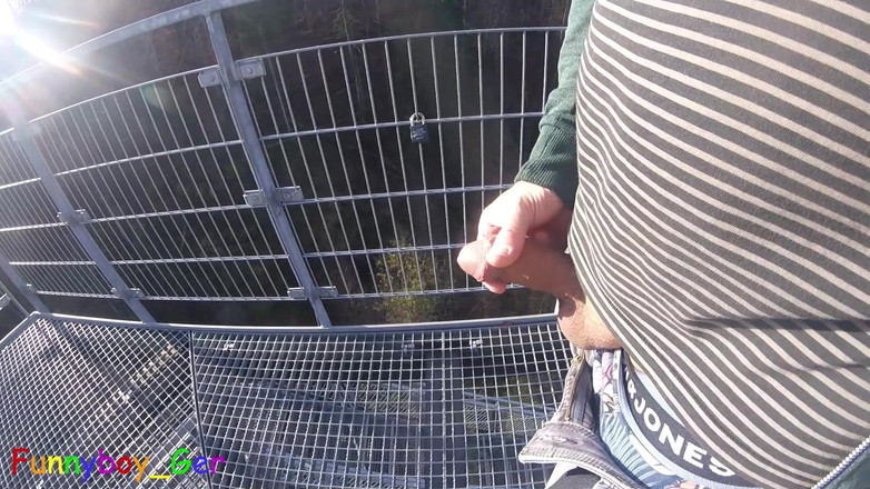 Funnyboy-Ger: Bên ngoài trên một tháp quan sát rất công cộng...