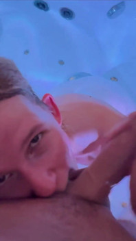 Blonďatá Teenagerka Kouří V Víru! Nadržená TVář Pro Couru!