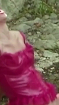 La bionda lecca il cazzo e succhia il cazzo all'aperto