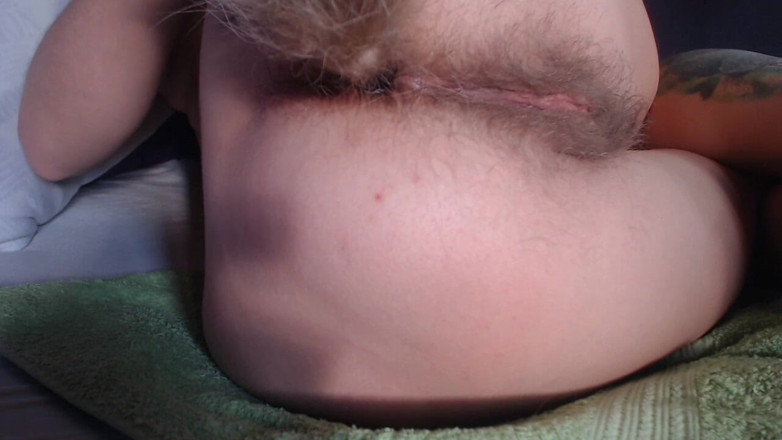 Risky Hairy Couple: Dívka si hraje se svým chlupatým zadkem