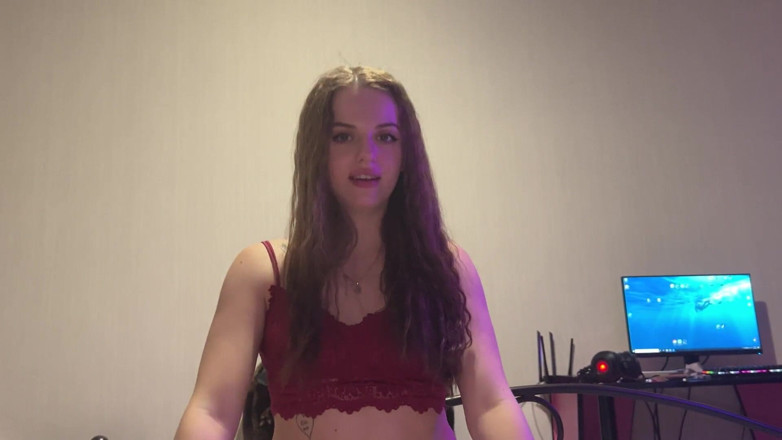 Katy Milligan: Une bombasse excitée demande à jouir dans sa bouche