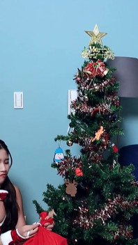 Het kerstmeisje gebruikt haar poesje om de verlangens van jongens te bevredigen