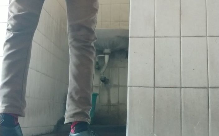 Tamil 10 inches BBC: Хлопець дрочить свій величезний член у ванній кімнаті