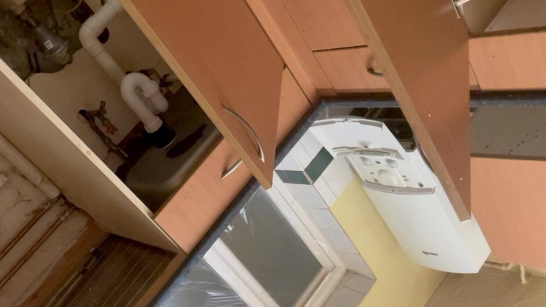 Haggy Baggy: Si infila il plug nel culo buco affamato