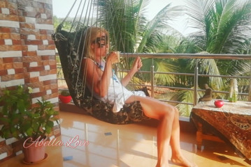 Abella Love: Abella Love zeigt beim rauchen ihre muschi und ihre kleinen...