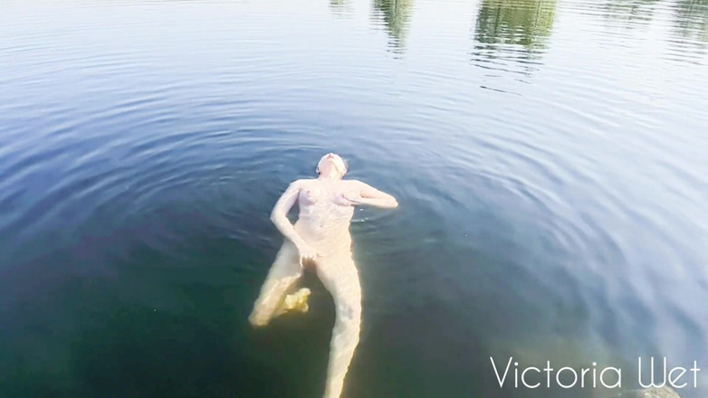 Victoria wet: Masturbare în lac - futai cu degetul în aer liber