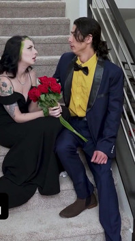 Büyük yarağın friendzone'da kalamıyor: kıyafetlerini çıkar, hadi dostluğu mahvedelim
