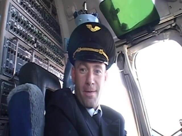 Cumming Soon: Randy Pilot mângâie o brunetă sexy în carlingă