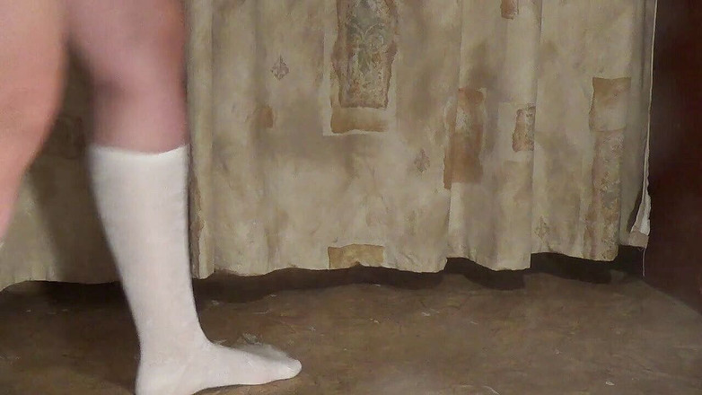 Goddess Misha Goldy: Les pieds, le muscle du mollet et la marche sur...