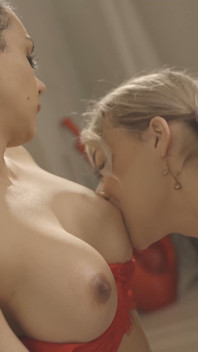Kırmızı iç çamaşırlı Emma Rose ve Eva Maxim boşalana kadar birbirlerini memnun ediyor