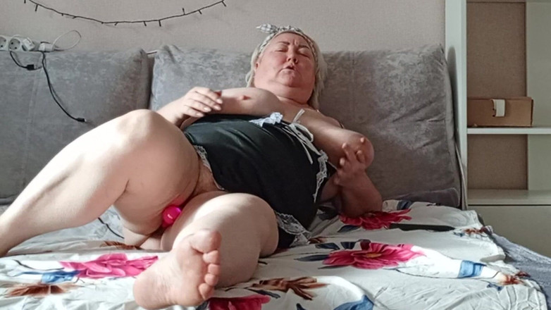 Zona901: Ibu tiri lagi asik masturbasi memeknya