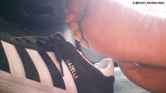 Foot Patrol: Boso pasażer blue toes foot play podczas jazdy w samochodzie