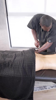 Le massage se termine par du sexe interracial avec une grosse bite noire pour une PAWG MILF latina se termine par un creampie ! Kylei Ellish