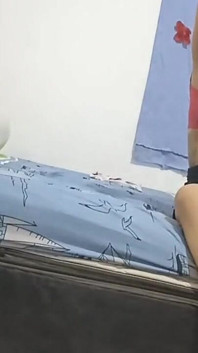 Amerika Serikat adik tiriku datang dari perjalanan ke new york dan kami sama abang tiriku di ranjang sebelah sambil nonton mobil