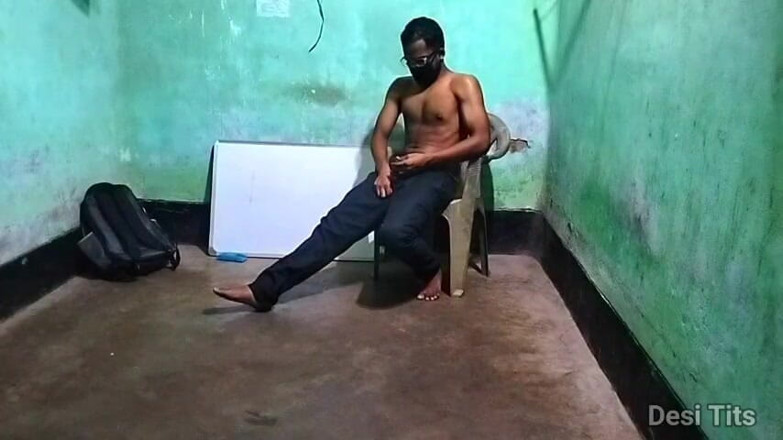 Desi Tits: Guru India melorotkan kontolnya setelah kelas semua murid nonton gurunya...