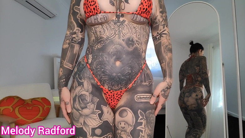 Melody Radford: Cewek dengan bikini tipis ini lagi asik ngangkut