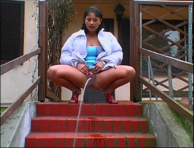 Absolute BDSM films - The original: Gagică sexy se masturbează cu pișat