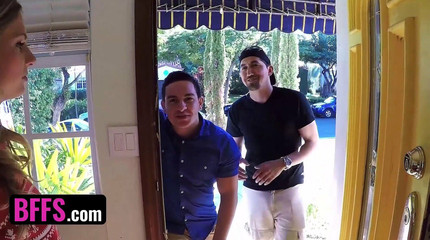 Team Skeet: Лучшие подруги - две симпатичные девушки Sydney Cole и Moriah Tyler получают шаловливые подарки в ящики от извращенных чуваков