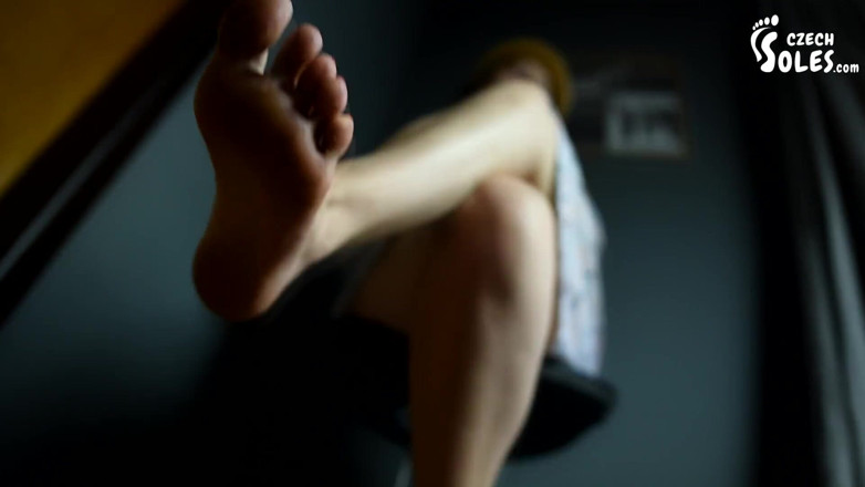 Czech Soles - foot fetish content: I piedi nudi estivi di anna in sandali in posa