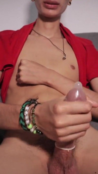 Sexy hubená twink honí uvnitř kondomu, rozbije ho svým velkým ptákem a střílí mu nálož spermatu