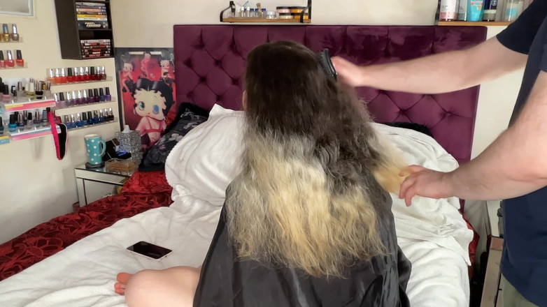 MissFFW: Ffw bekommt ihren Unterschnitt mit einer clipper-rasur auffrischt