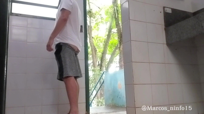 Marcosninfo: Меня застукали за светящейся в публичной ванной после тайно отсоса у друга.
