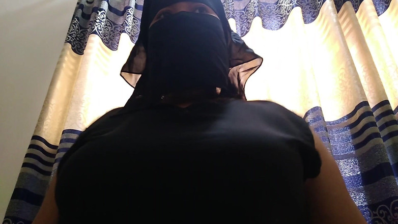 Aria Mia: Šéf šuká arabskou muslimku s velkými prsy a obrovským zadkem