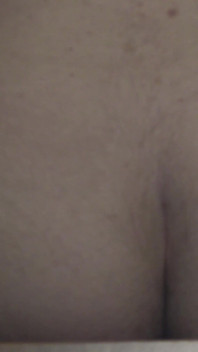 Cercando di infilarsi questo enorme dildo lucertola nel mio culo stretto