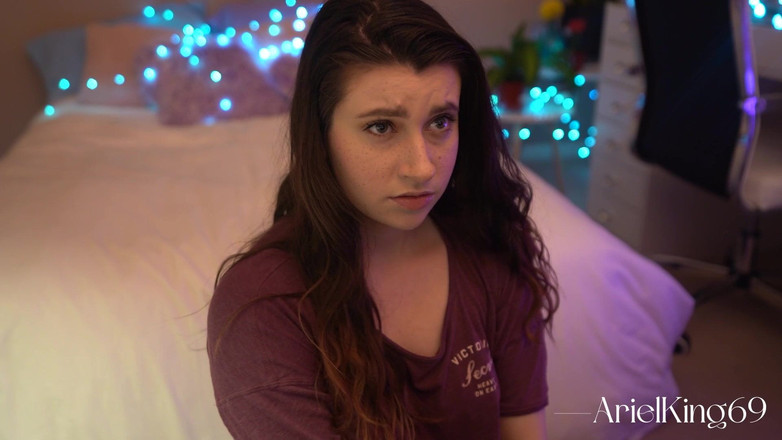 Ariel King: 爸爸说，如果我吮吸他的鸡巴，我就不必在睡前做作业了