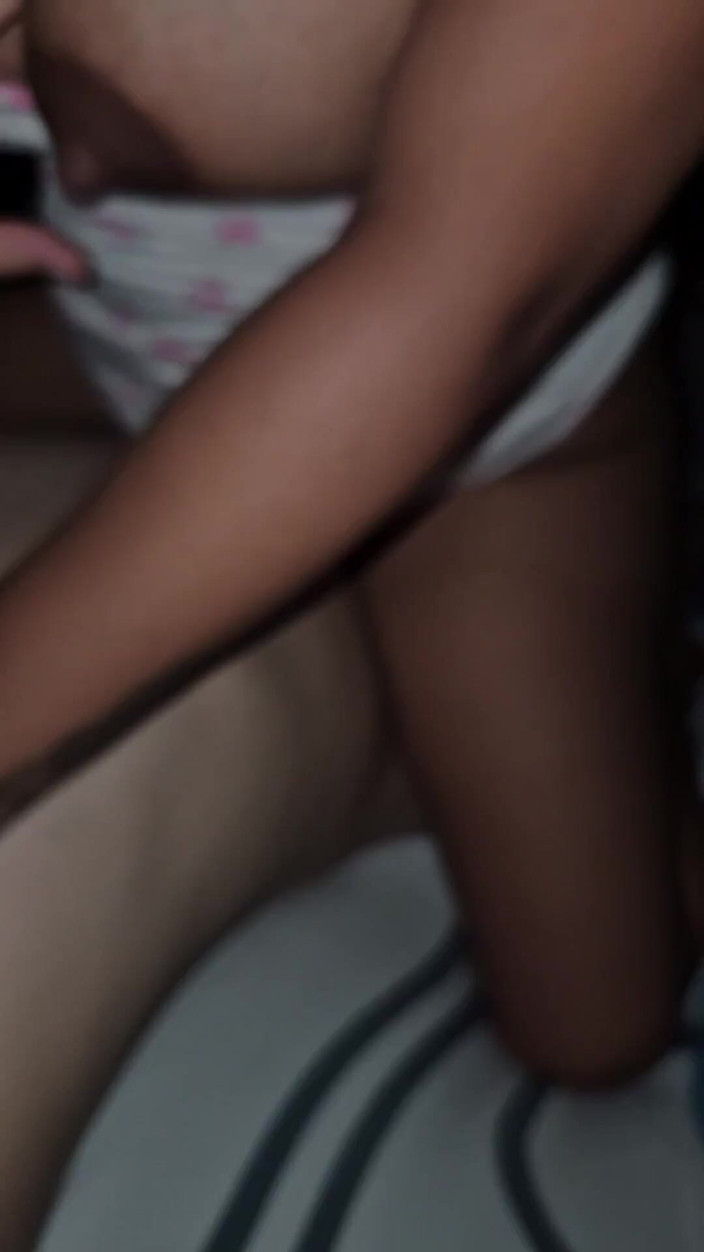 Pikaa6: 나는 쉬고 있었고 이웃은 내 안에 그의 큰 자지를 넣고 내 질에 모든 정액을 남겨 두라고 온다