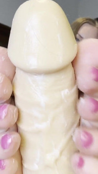 Footjob dari ibu tiri