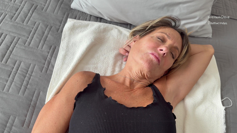 InternalDrive: Filmând o scenă de masturbare, cer videografului să mă fută în...