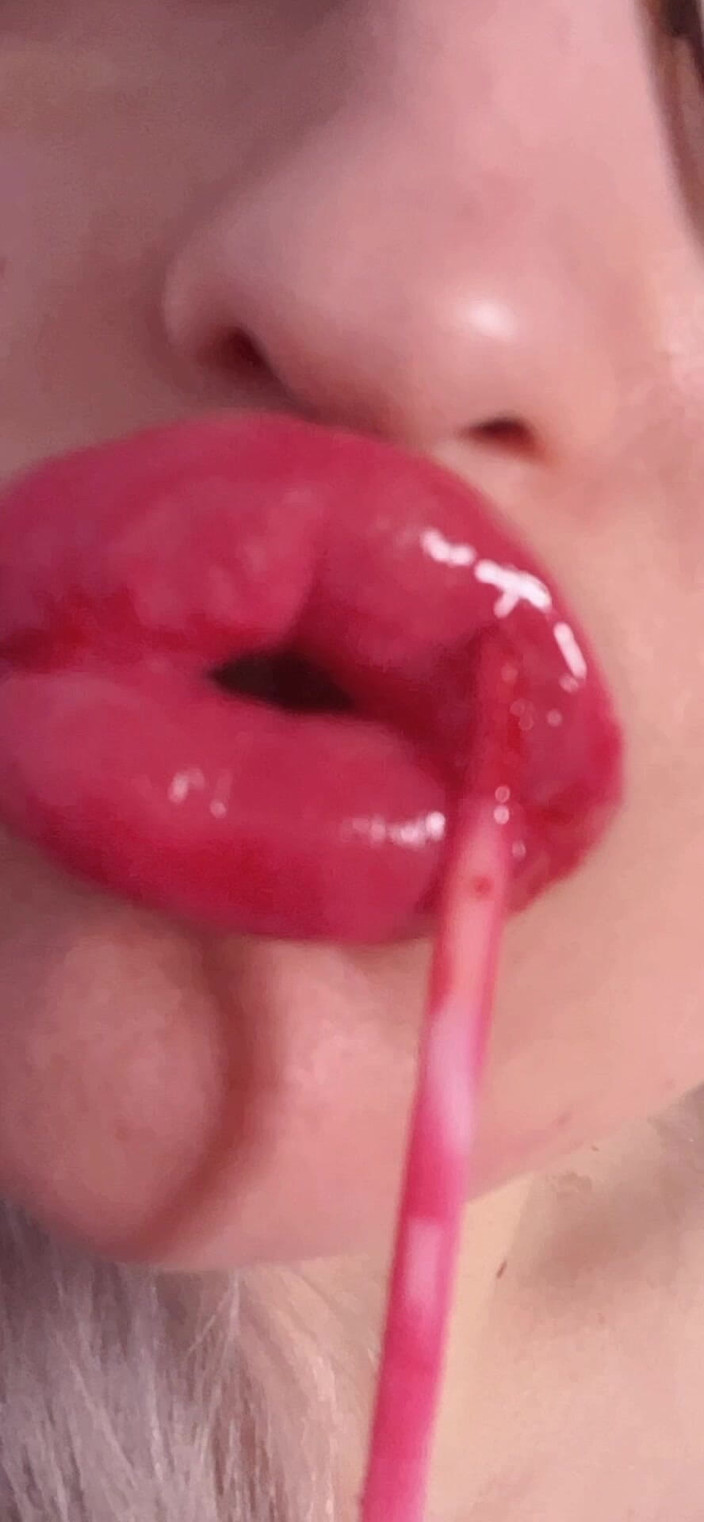 FinDom Goaldigger: Le rouge à lèvres brillant est envoûtant