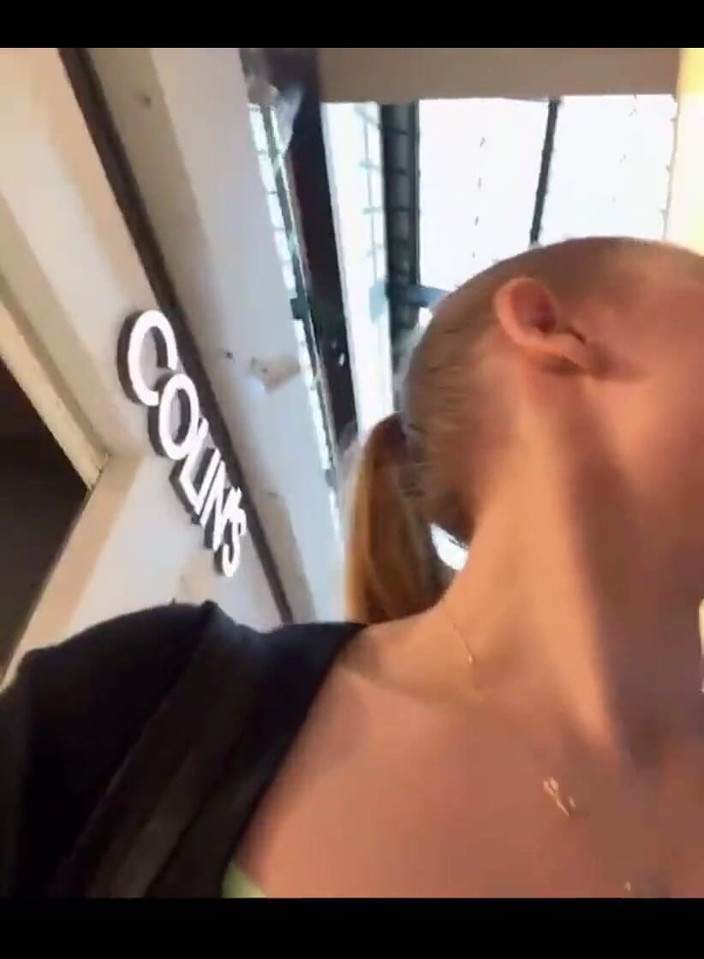 JuiceLussie: 탈의실에서 자위하기