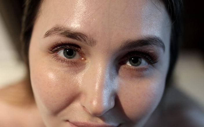 Alina Rai: Naga macocha uwodzi pasierba.