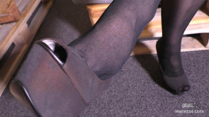 Mistress Legs: Baumelnende schuhe an meinen sexy füßen in schwarzen nylons