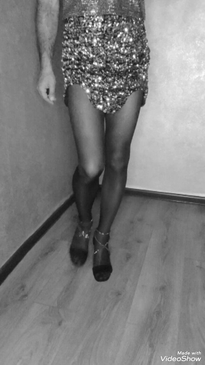 Lana Cross: Une femme marche dans une robe brillante