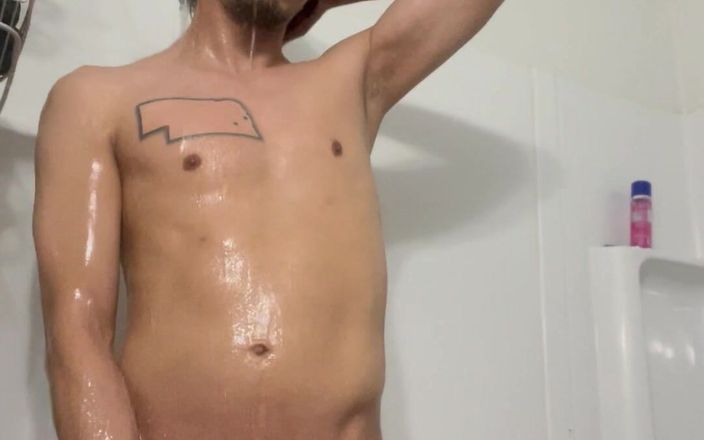 Frederect Cumms: Armăsar latino sexy la duș