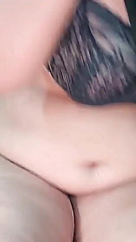 Smyslná bbw indická sexy manželka předvádí své křivky, když svůdně masturbuje před kamerou