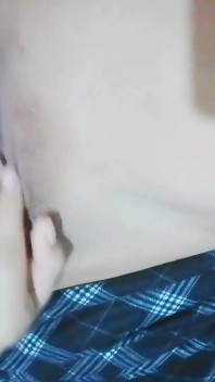 나를 위해 카메라 앞에서 자위하는 어린 처녀
