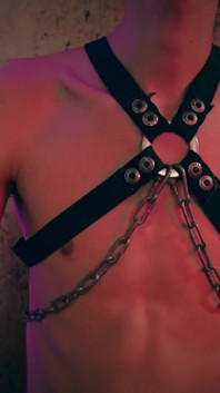BDSM halloween grande cazzo magro twink magico c masturbandosi e sborrando sui suoi piedi