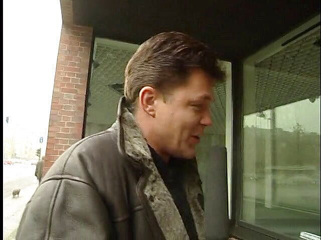 Lucky Cooch: Kısa saçlı Bir Alman kızla açık havada röportaj yaptı.