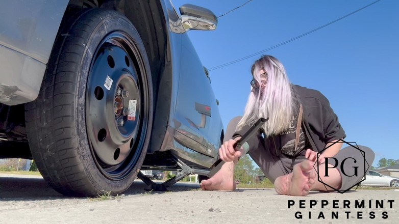 Peppermint Giantess: 67 lång amazongudinna byter däck - stora fötter i ramen