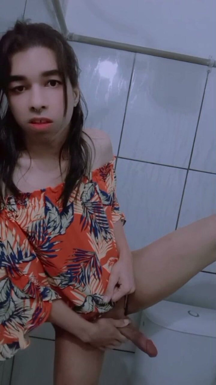 Srta. Carla: Sem Piercing, Vestidinha Nova E Essa Cara De Quem Quer...