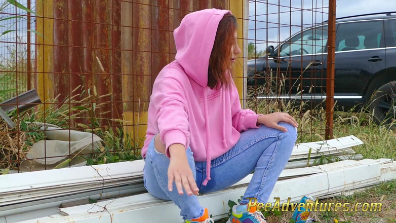 Pee Adventures: Dziewczyna z bluzką siusiu przez dżinsy