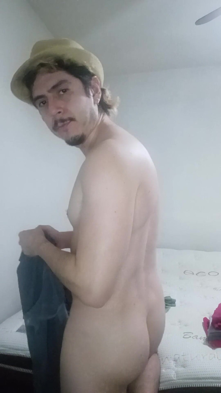 TabascoJake: Cara bonito dobrando roupa nua